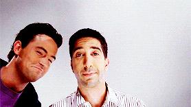 Il divano di Friends al Central Perk, un'istituzione I protagonisti di Friends seduti al loro divano del Central Perk