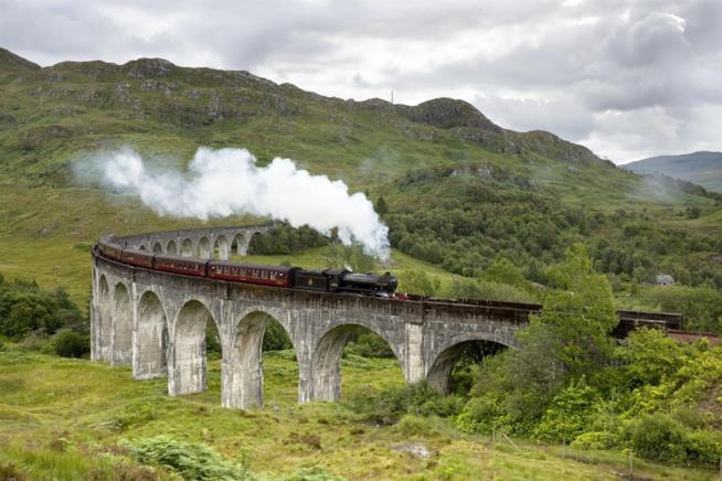 The Jacobite sul viadotto Glenfinnan il treno a vapore Jacobite attraversa il viadotto Glenfinnan