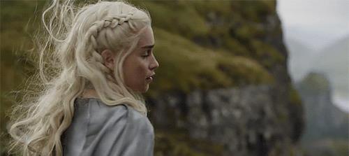 dany Daenerys si volta sconvolta e sporca di terra