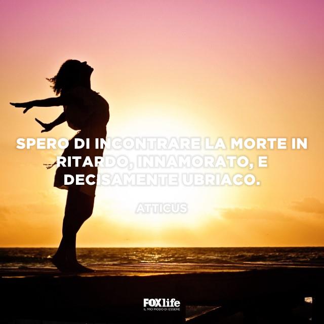 Citazione Atticus Ragazza in riva al mare in penombra