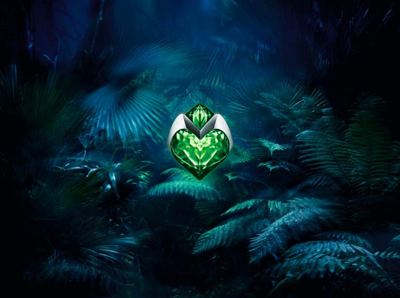 Aura: il nuovo profumo di Mugler ha un flacone verde smeraldo che ricorda un cuore Aura di Mugler, dal flacone verde come la natura
