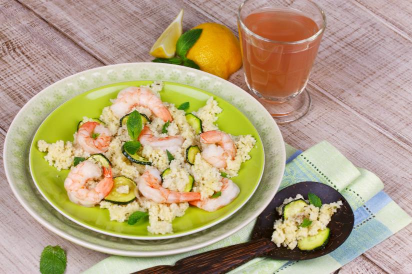 Il Cous Cous con gamberi e zucchine è una ricetta estiva e veloce dal gusto orientale dato da cherry. Terra e mare si uniscono dando vita ad un sapore delicato e gustoso. il cous cous un piatto sociale