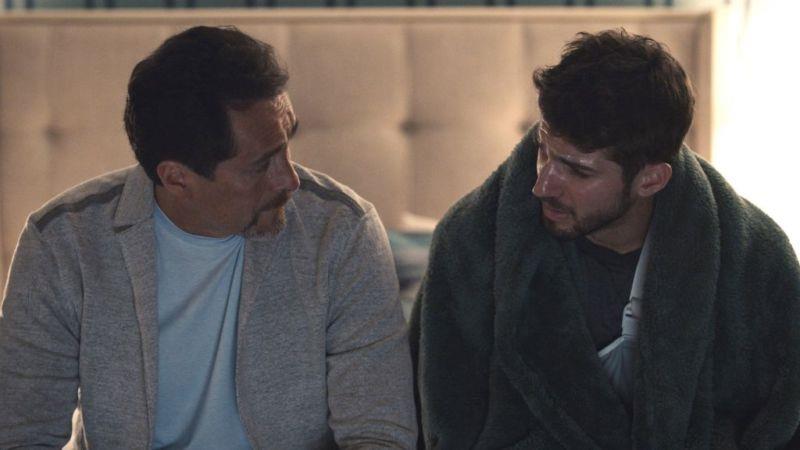 Grand Hotel: un'immagine dall'episodio 1x08 Un'immagine di Santiago e Javi in Grand Hotel