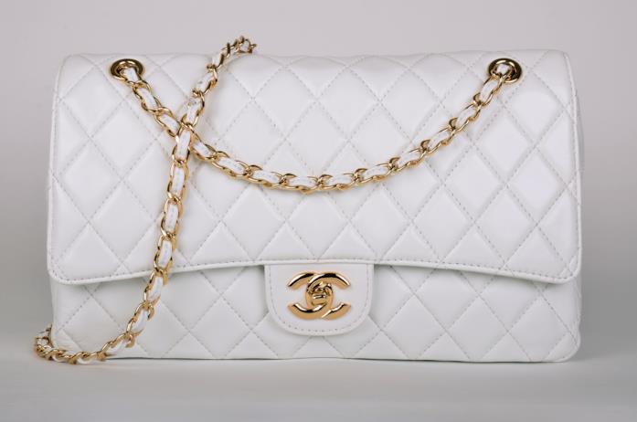 Borsa Chanel bianca vista frontale della borsa Chanel bianca 2.55