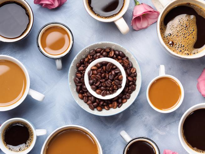 Le bevande alternative al caffè Tazze con vari tipi di caffè