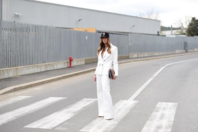 Il look total white, perfetto per l'estate. Il bianco, il "non colore" per eccellenza total look dell'estate.