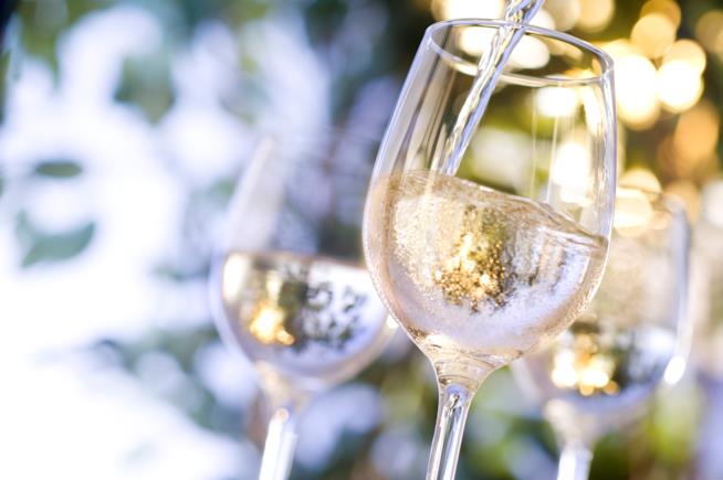 Un bicchiere di vino bianco e la cena estiva decolla Bere bianco e italiano: i vini da portare in tavola d'estate