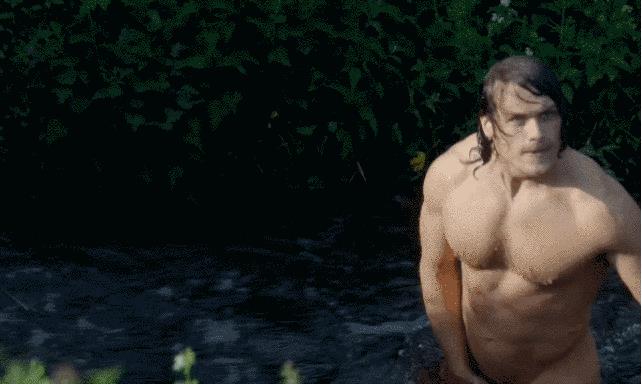 Jamie Jamie nudo che cerca di coprirsi avanzando nel fiume