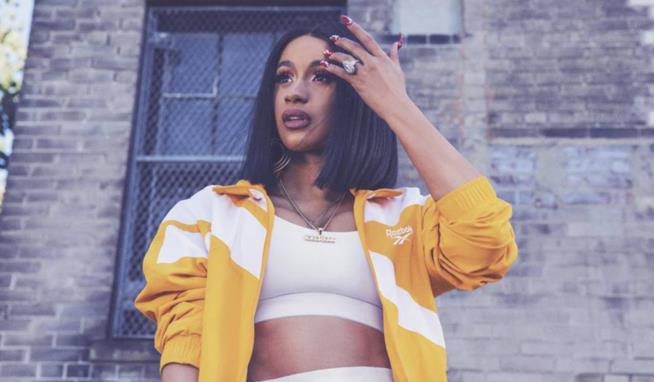 La stravagante Cardi B ancora una volta si allea con Reebok per rilanciare le Aztrek '93 La rapper americana Cardi B firma una nuova collaborazione con Reebok