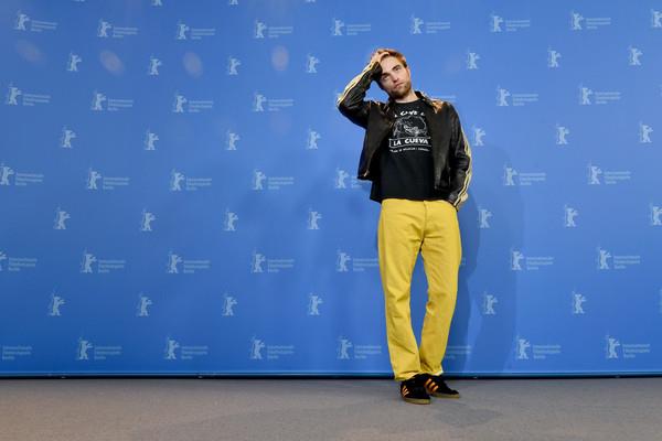 Robert Pattinson a Berlino di fronte ai fotografi Un'immagine di Robert Pattinson al photocall di Berlino 2018