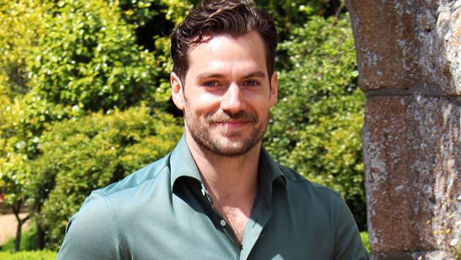 I baffi di Henry Cavill: cancellati in post produzione per interpretare Superman Henry Cavill