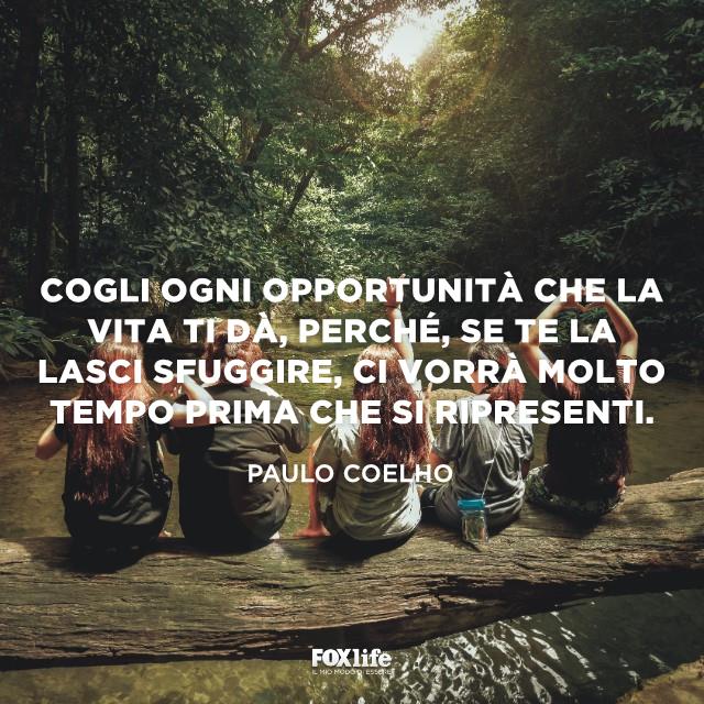 Cogli ogni opportunità Ragazze sedute su un tronco