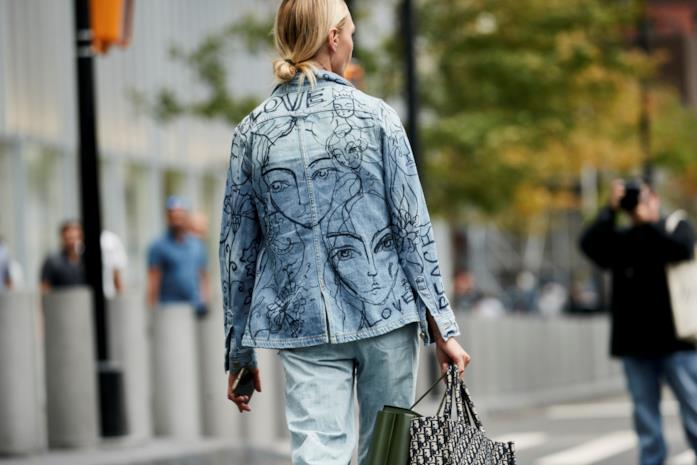 Giacca di jeans Giacca di jeans con scritte in una foto streetstyle