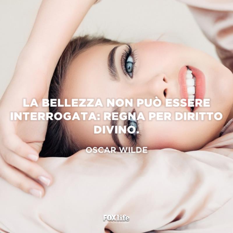 Frase sulla bellezza Primo piano di una donna dagli occhi chiari