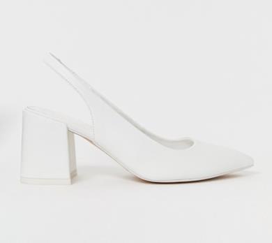 Scarpe bianche a pianta larga con tacco medio e cinturino posteriore