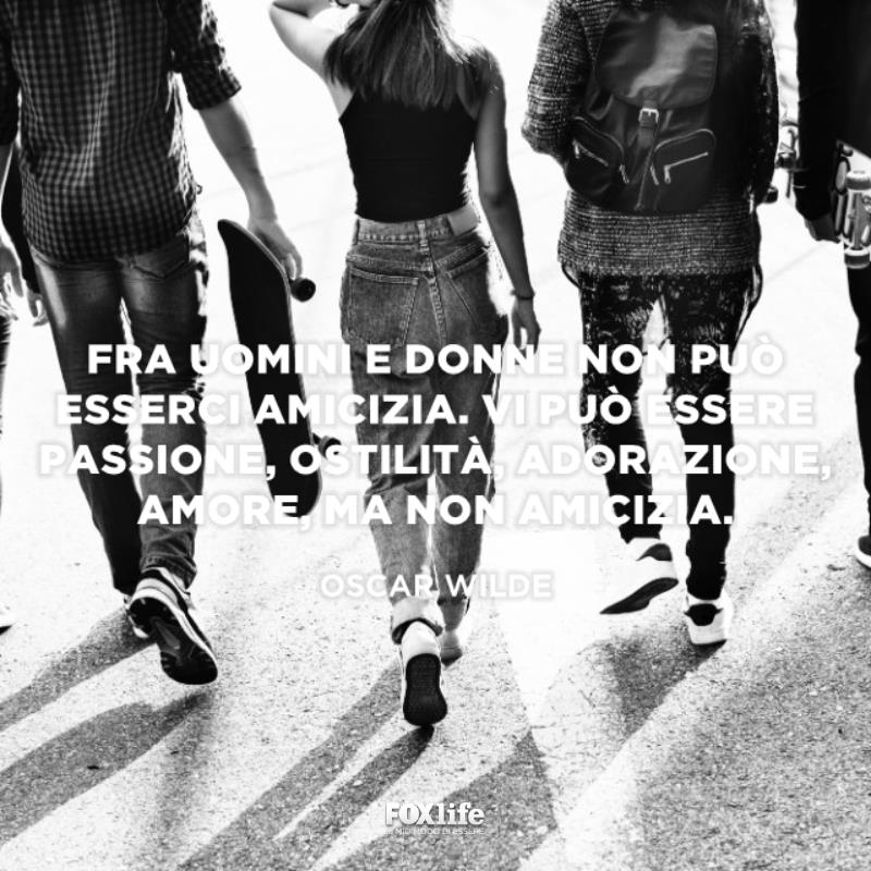 Frase sull'amicizia tra uomo e donna Gruppo di ragazzi cammina in sieme