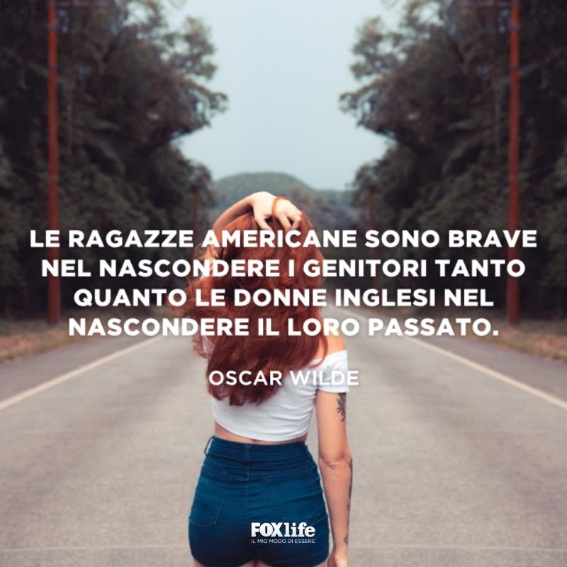 Frase ragazze Donna di spalle in mezzo la strada
