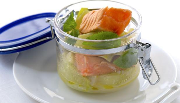 Ricetta del salmone in vasocottura con pepe nero e aneto fresco Salmone in vasetto di vetro