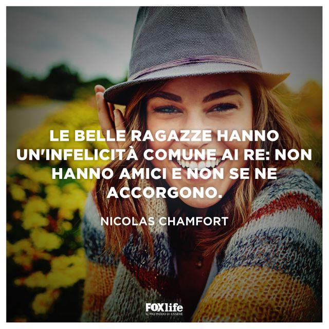 Frase Chamfort Primo piano di una bella ragazza sorridente
