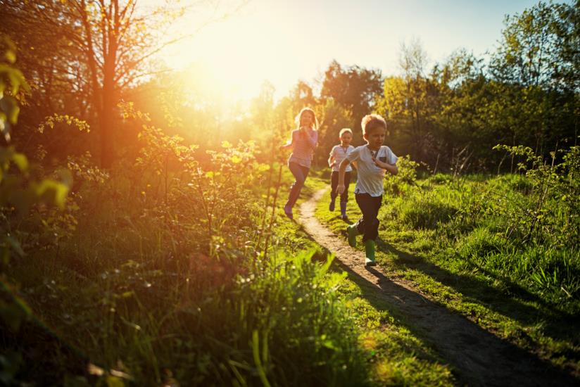 Lasciamo che i bambini tornino a giocare all’aperto Bambini che giocano in un parco