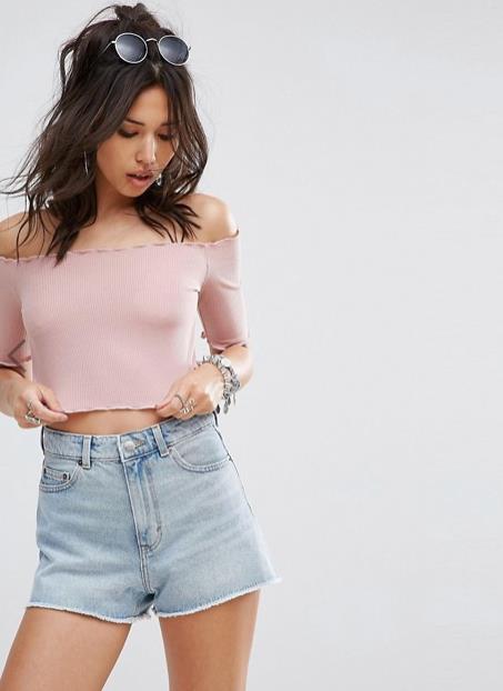 Crop Top Rosa con scollo Bardot PrettyLittleThing - Top a maniche corte con scollo alla Bardot e ruches