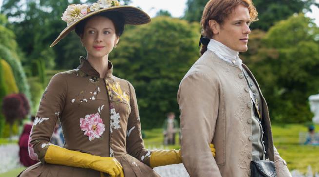 Ecco quando sarà l'arrivo di Outlander 2 in prima assoluta su FoxLife Jamie e Claire in abiti francesi per uno scatto promozionale