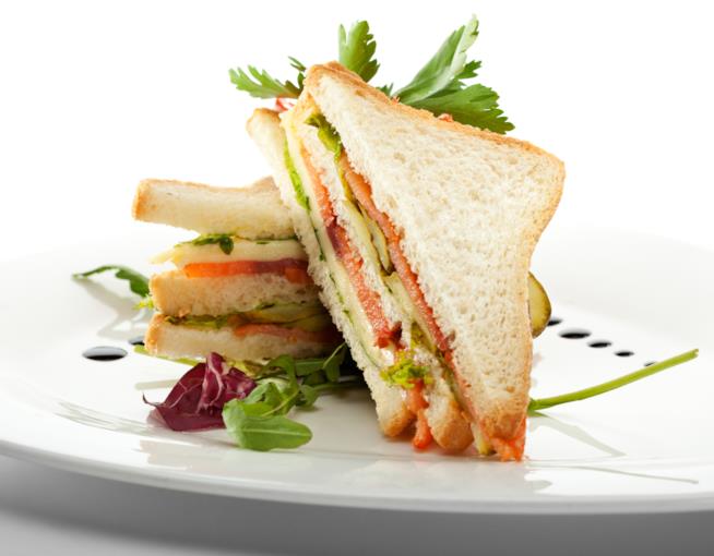 Ricetta club sandwich farcito con salmone e verdure Club sandwich ripieno di salmone e verdure