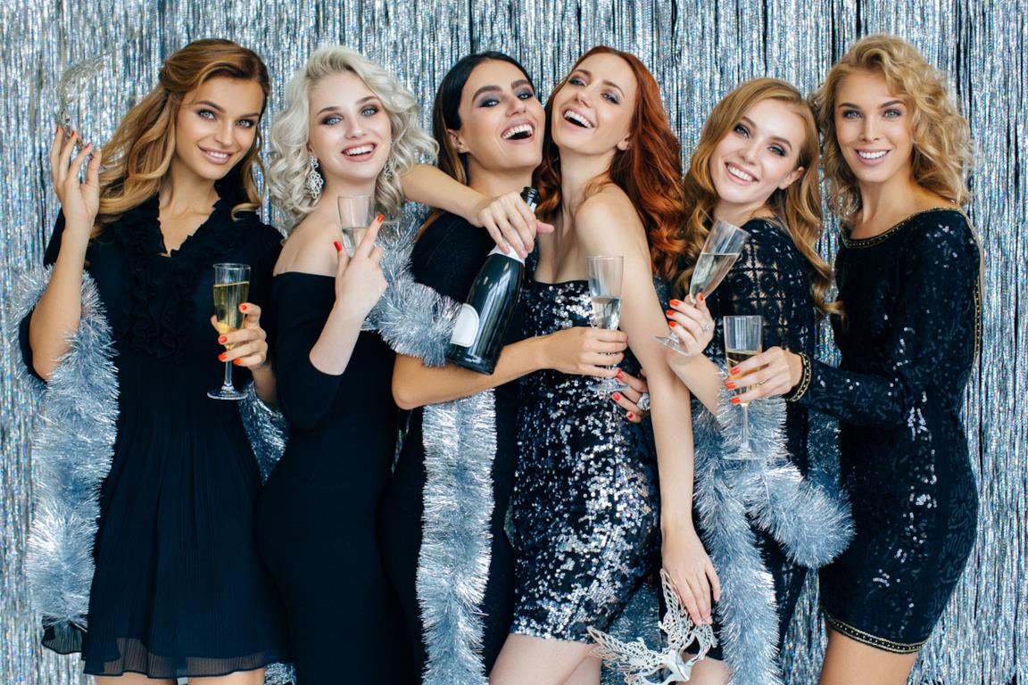 Gruppo di ragazze con diversi outfit da festa