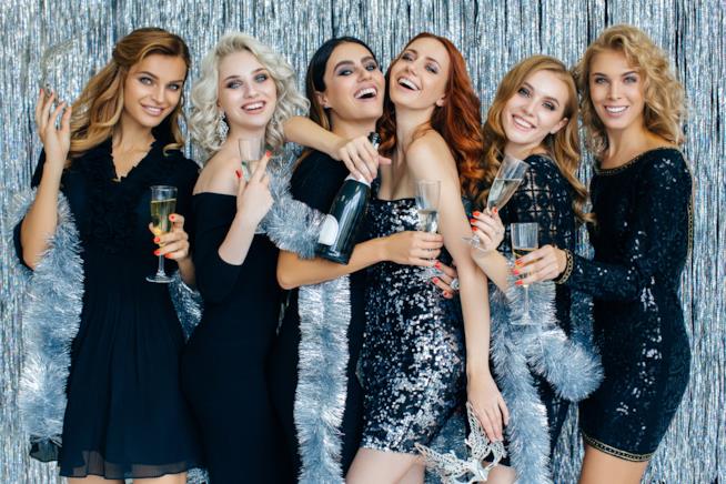 Ad ogni tipo di matrimonio il giusto outfit da invitata Gruppo di ragazze con diversi outfit da festa