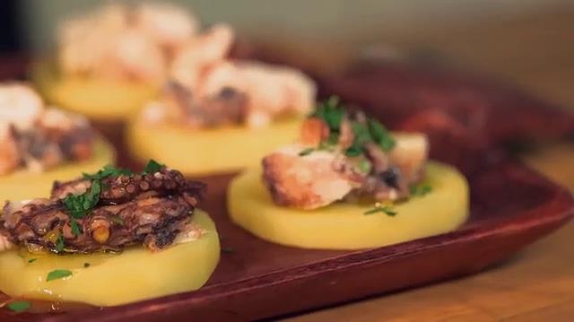 Polpo alla galiziana: la ricetta di Giallo Zafferano Il polpo alla galiziana spiegato da Sonia Peronaci