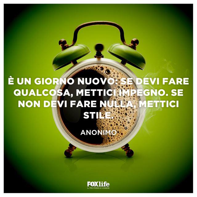 Buongiorno con stile Sveglia con il caffè al posto delle lancette
