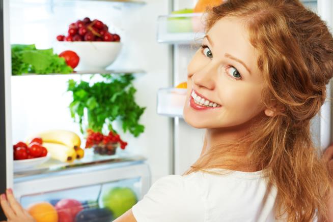 Gli errori commessi in cucina Una donna è impegnata nella preparazione di una ricetta letta su un tablet