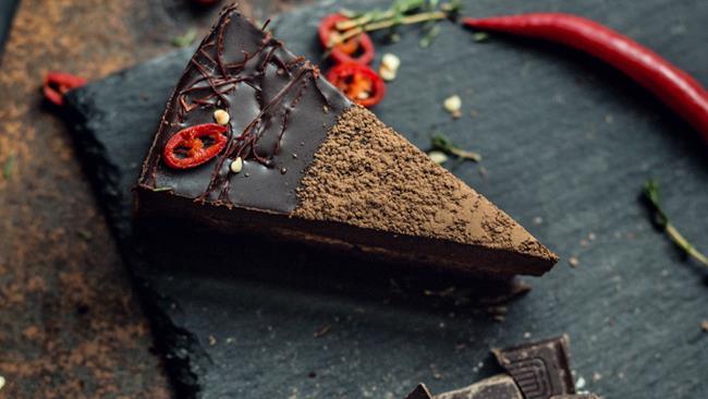 Torta cioccolato e peperoncino: la ricetta con il cioccolato fondente e il peperoncino fresco Torta cioccolato e peperoncino