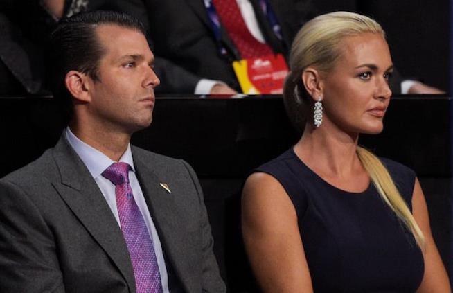 Donald Trump Jr con la moglie Vanessa Donald Trump Jr seduto accanto alla moglie Vanessa