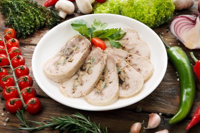 Galantina di pollo: la ricetta con il pollo disossato e il ripieno di carne Galantina di pollo