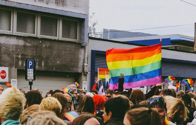 Verona, aggressione omofoba con benzina: Brucerete nelle camere a gas Pride
