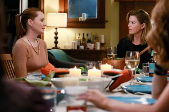 Il confronto a tavola tra Meredith e Penny Meredith e Penny, sedute a tavola, si guardano con rabbia e imbarazzo