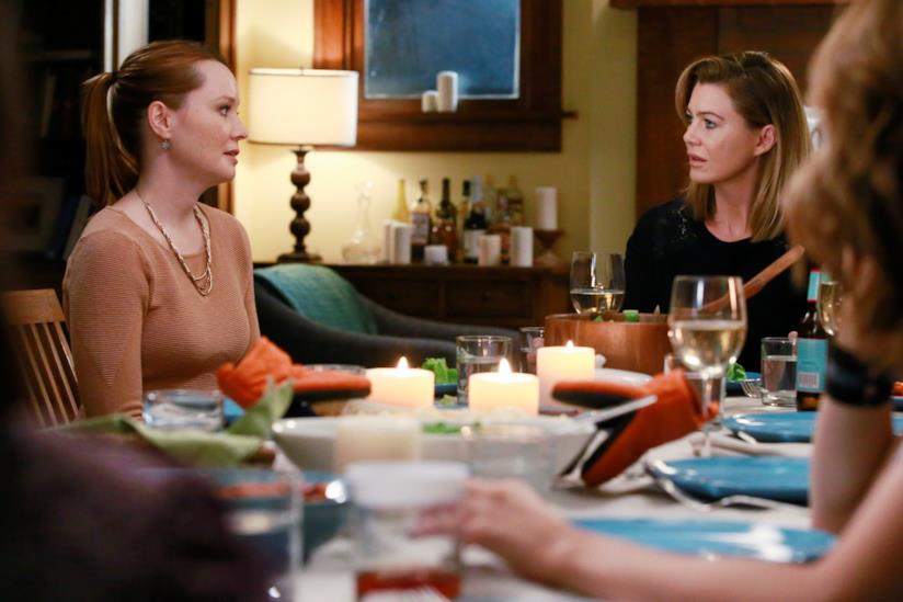 Il confronto a tavola tra Meredith e Penny Meredith e Penny, sedute a tavola, si guardano con rabbia e imbarazzo