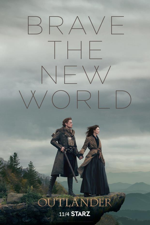 Outlander Jamie e Claire si tengono per mano nel poster