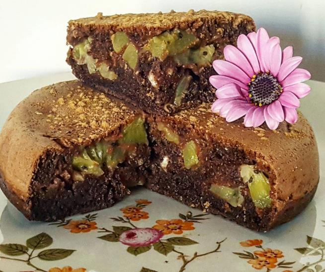 Tortino pancake con kiwi e cacao amaro Fetta di tortino con pezzi di kiwi