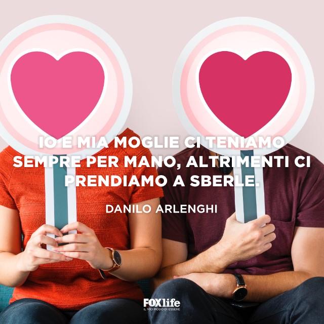 Citazione Arlenghi Coppia con due cartelli a forma di cuore davanti al viso