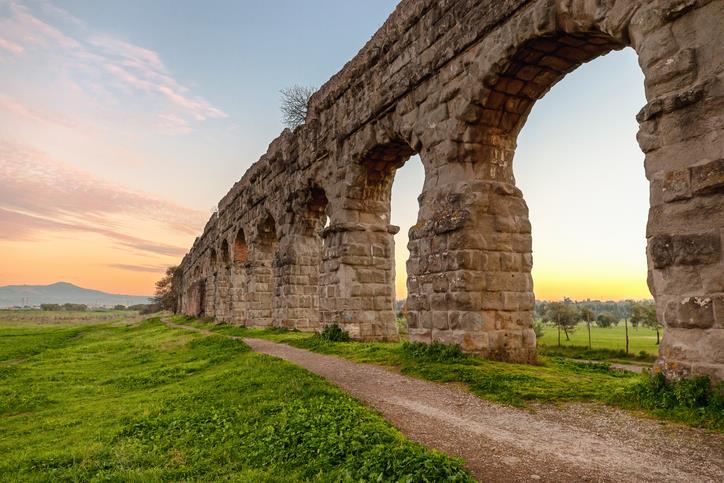 Parco Regionale dell'Appia Antica Aquedotto Romano circondato dalla natura.