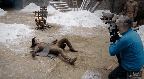 Arya e la controfigura La controfigura di Arya che si rialza da terra