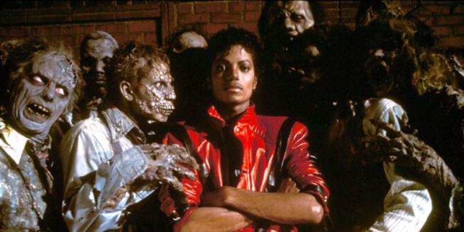 Thriller, il videoclip cult di Michael Jackson Michael Jackson assieme agli zombi di Thriller
