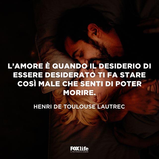 Frase Lautrec Coppia sul letto sorride abbracciandosi