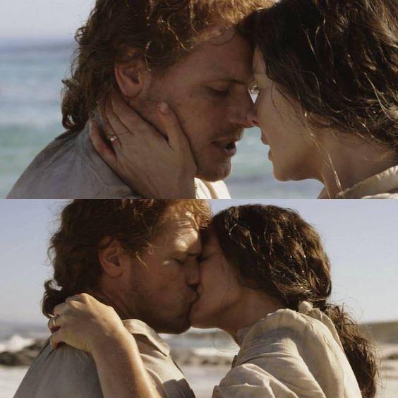 Claire e Jamie Claire abbraccia e bacia Jamie sulla spiaggia