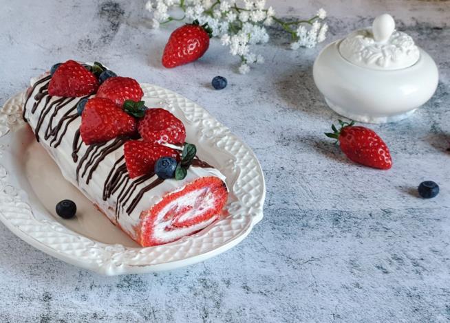 Rotolo red velvet Dolce rosso con fragole e crema
