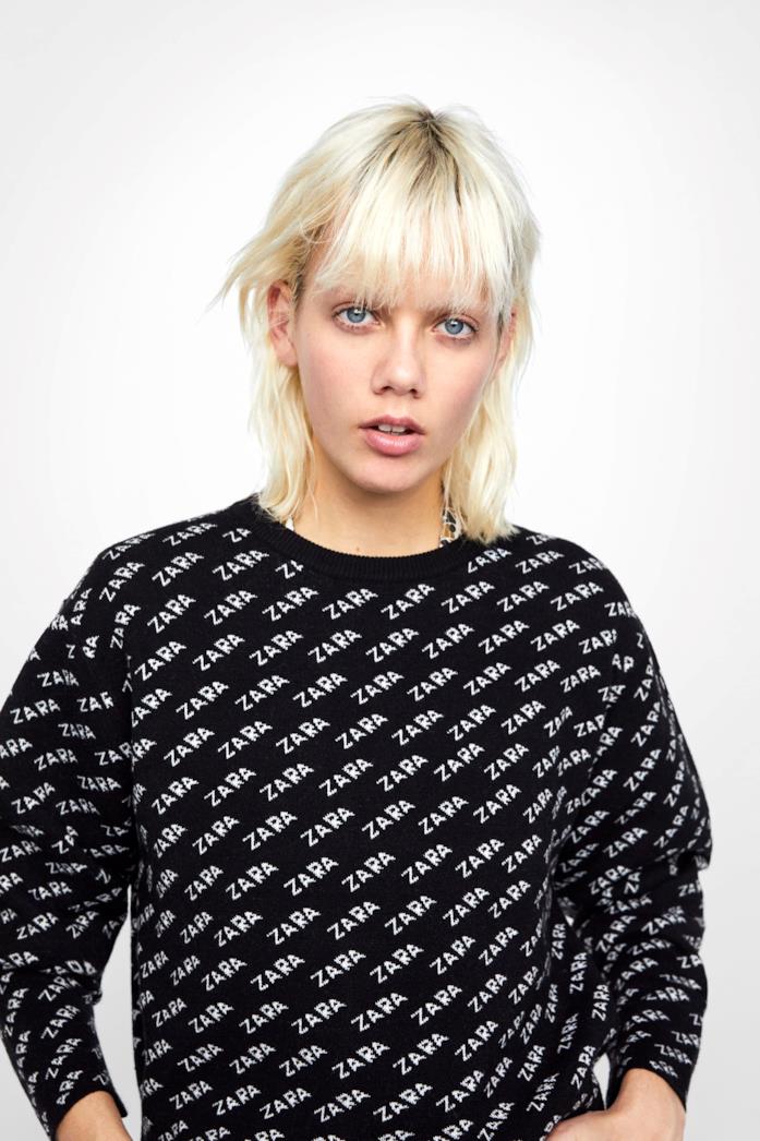 Maglia corta oversize con pattern logo Zara Maglia corta oversize con pattern logo Zara