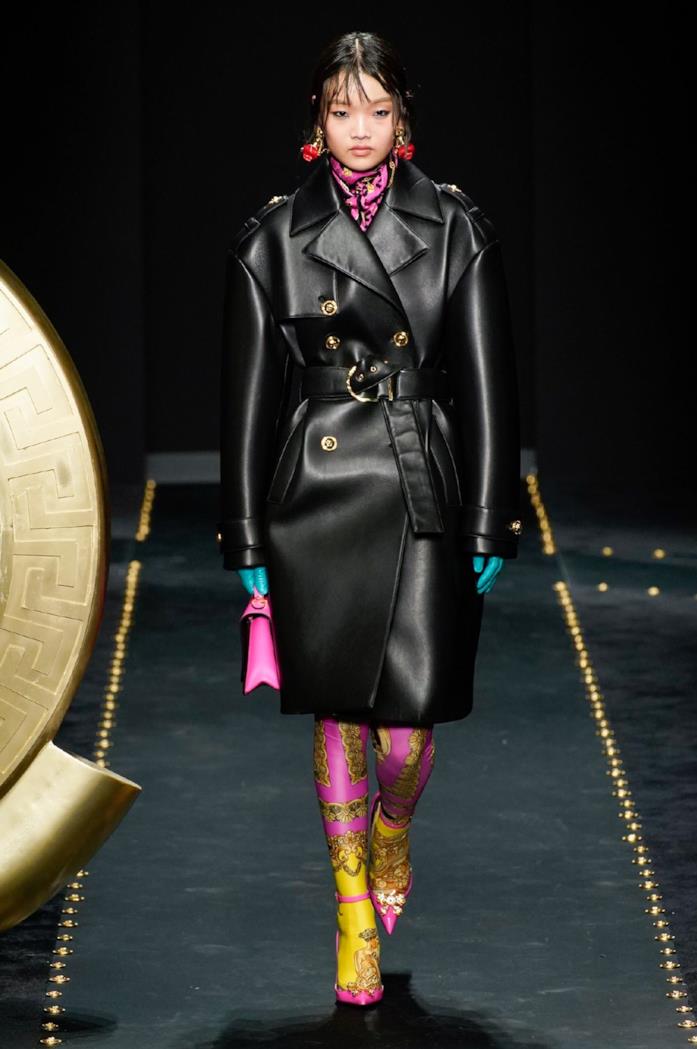 Dettagli iconici del brand in passerella Il trench in pelle nera si accompagna ai bottoni dorati