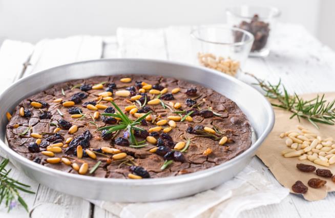 Castagnaccio: la ricetta classica e la variante morbida per Natale Castagnaccio
